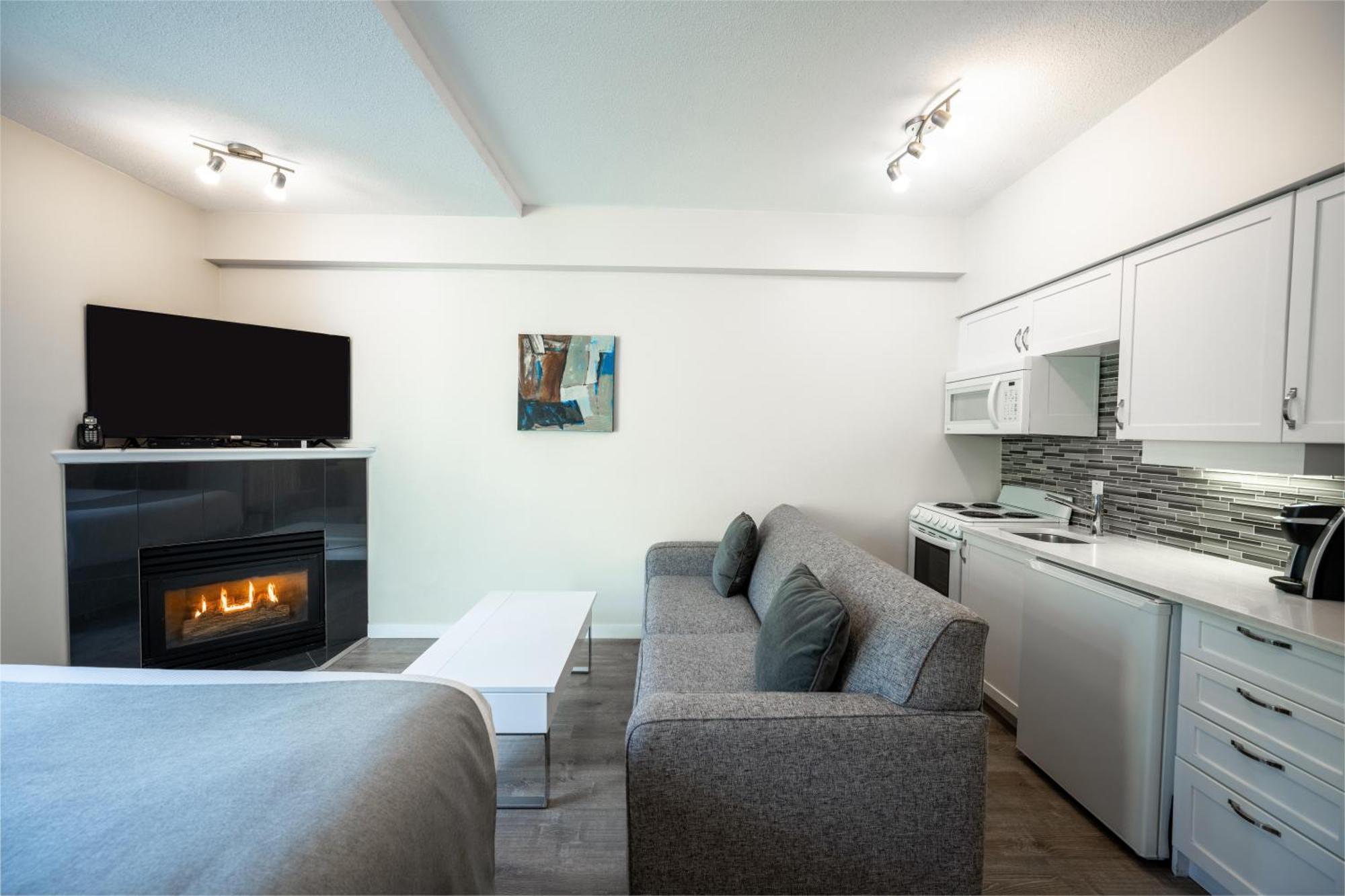 Alpenglow Lodge Sunny Studio With Sitting Area By Mva 휘슬러 외부 사진